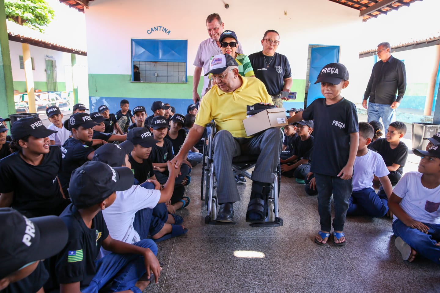 Dr. Pessoa entrega tênis e fardamentos para crianças do Instituto Preça
