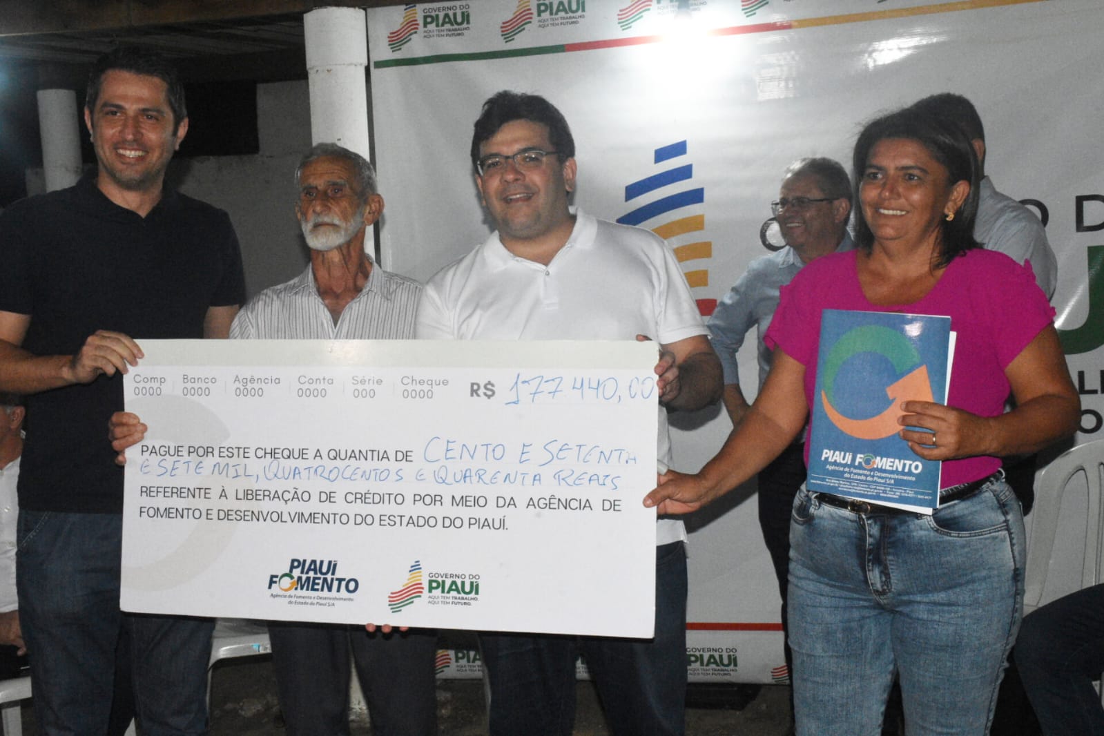 Governador libera crédito para produtores de Picos e prestigia prova de mountain bike
