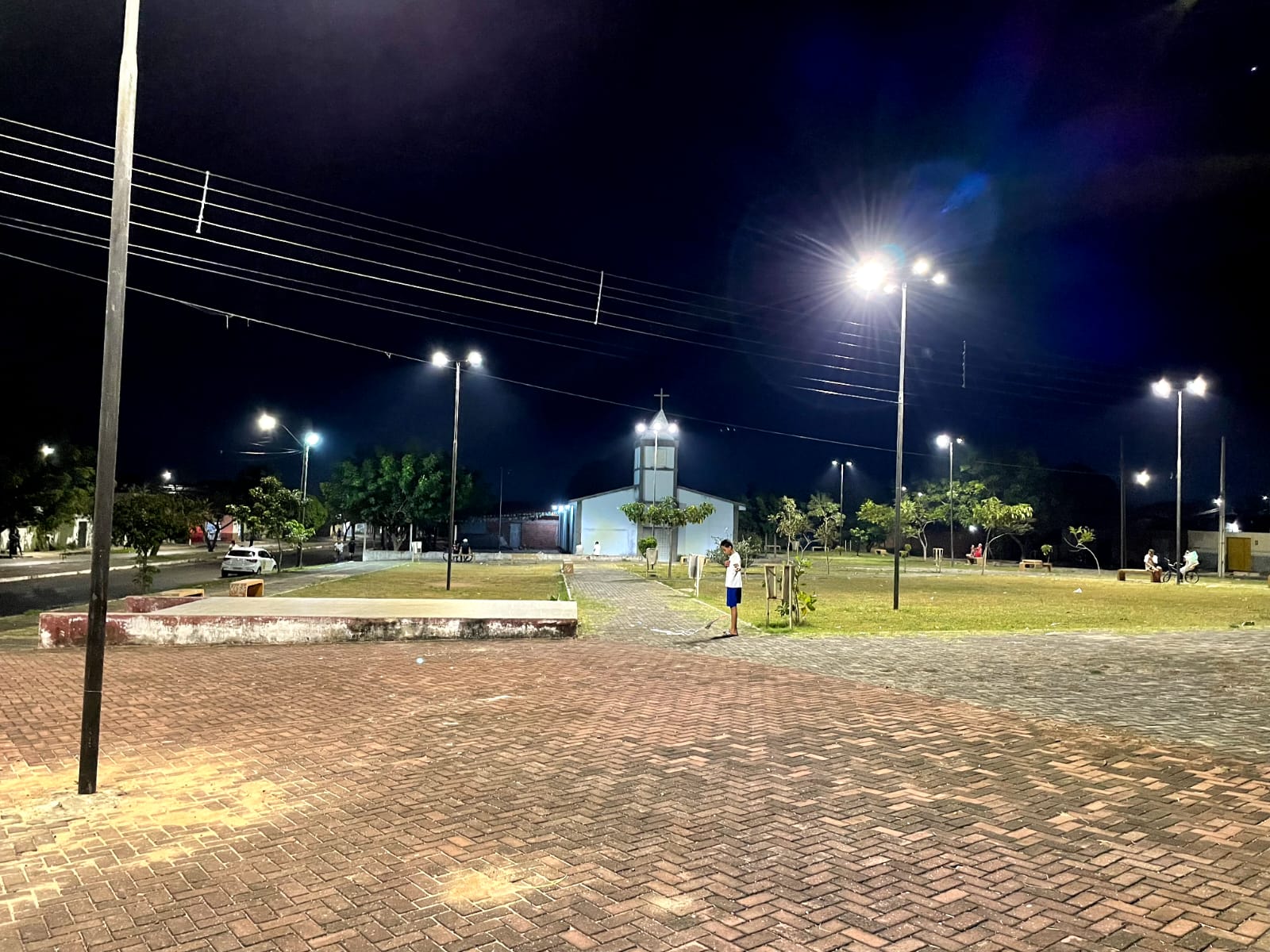 Prefeitura de Teresina instala nova iluminação pública na Praça da Igreja de São Francisco, na zona norte