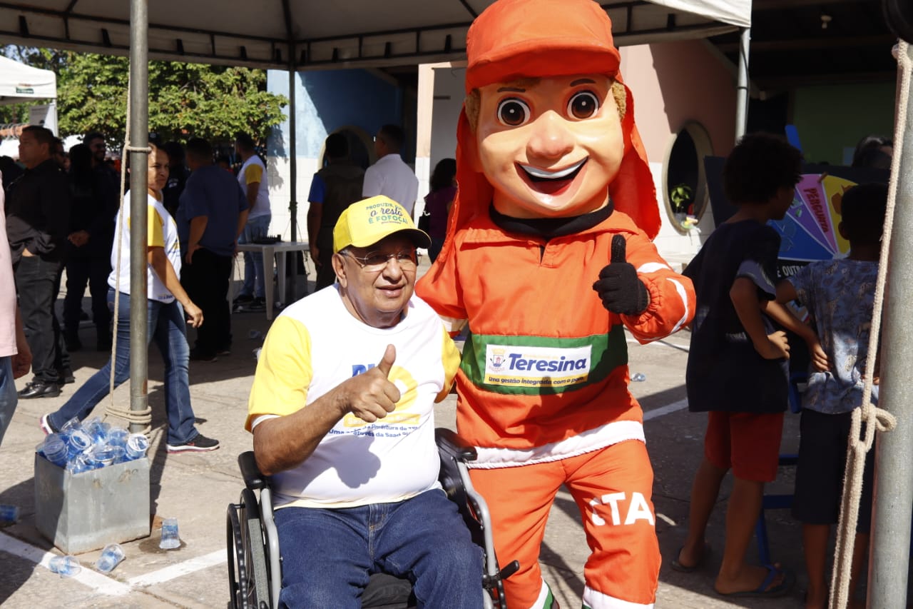 Prefeito participa do mutirão da limpeza na Vila Irmã Dulce, zona Sul de Teresina