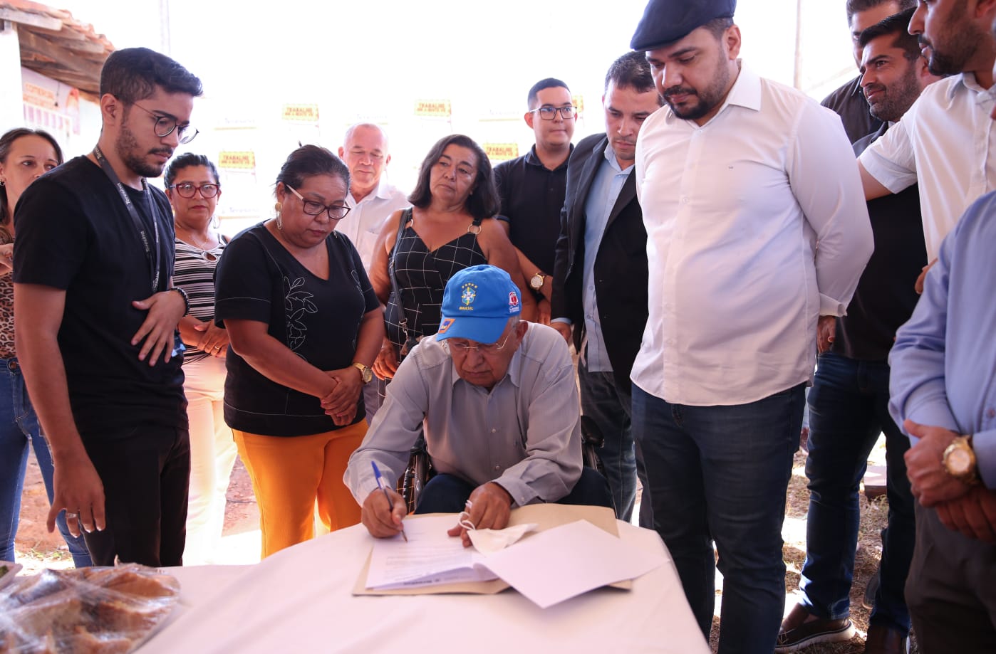 Prefeito Dr. Pessoa assina ordem de serviço para obra de calçamento do residencial Dilma Rousseff