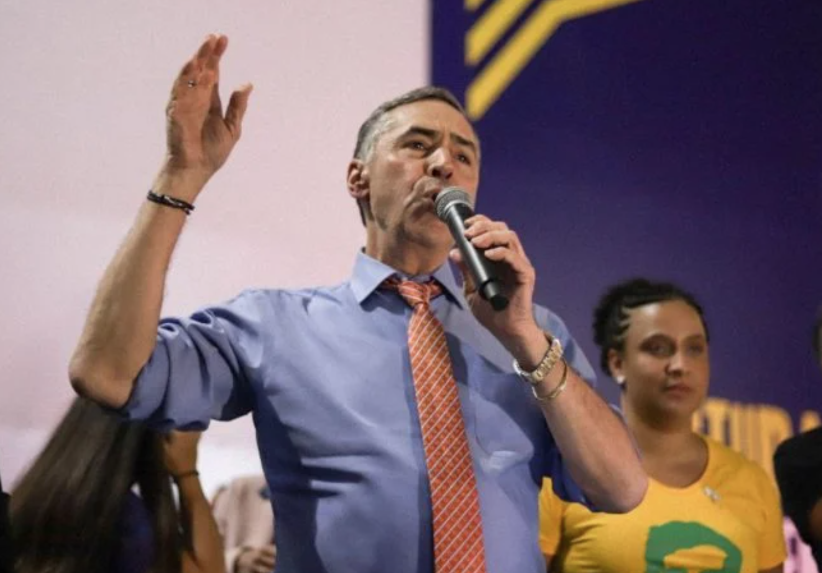 Senadores protocolam pedido de impeachment do ministro Barroso, do STF