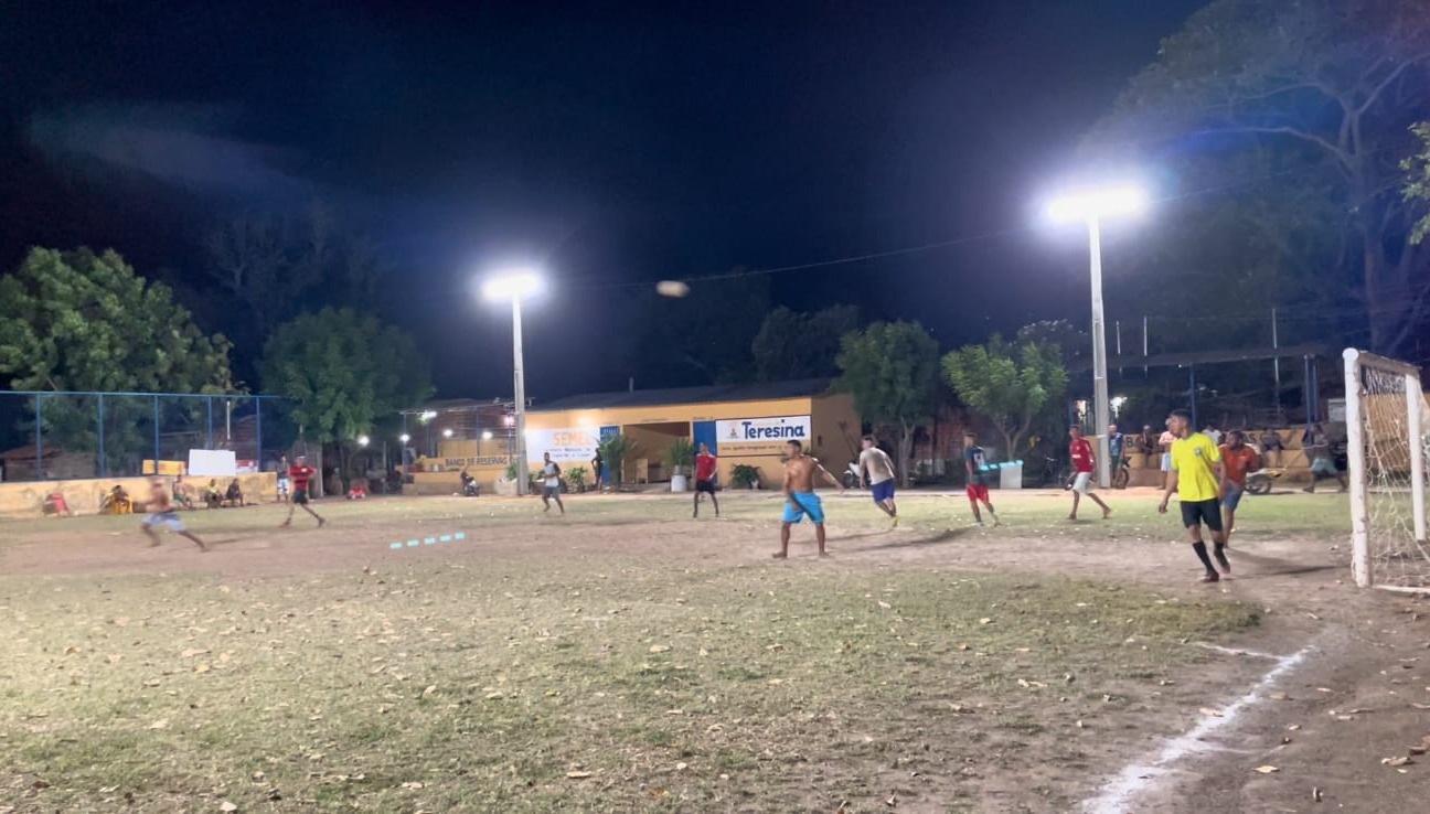Prefeitura finaliza iluminação pública do campo de futebol da avenida Boa Esperança