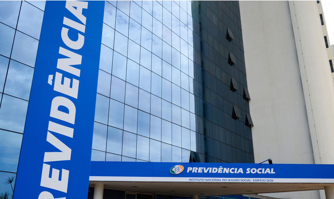 FILA DO INSS: GOVERNO LULA INSISTE EM MEDIDAS QUE JÁ DERAM ERRADAS NO GOVERNO BOLSONARO