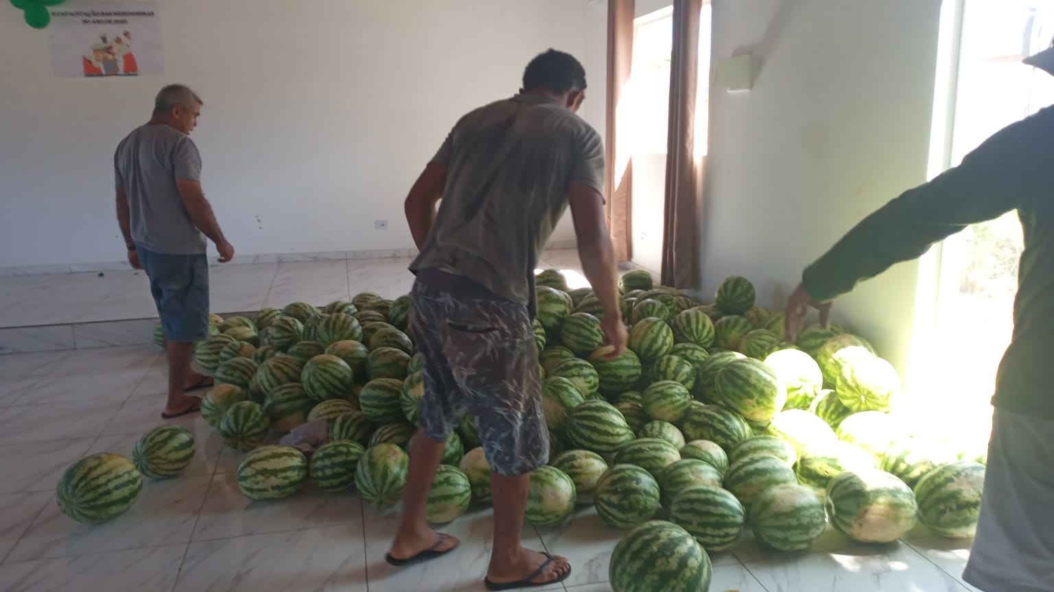 Cras de Olho D'Água distribui melancias aos seus munícipes