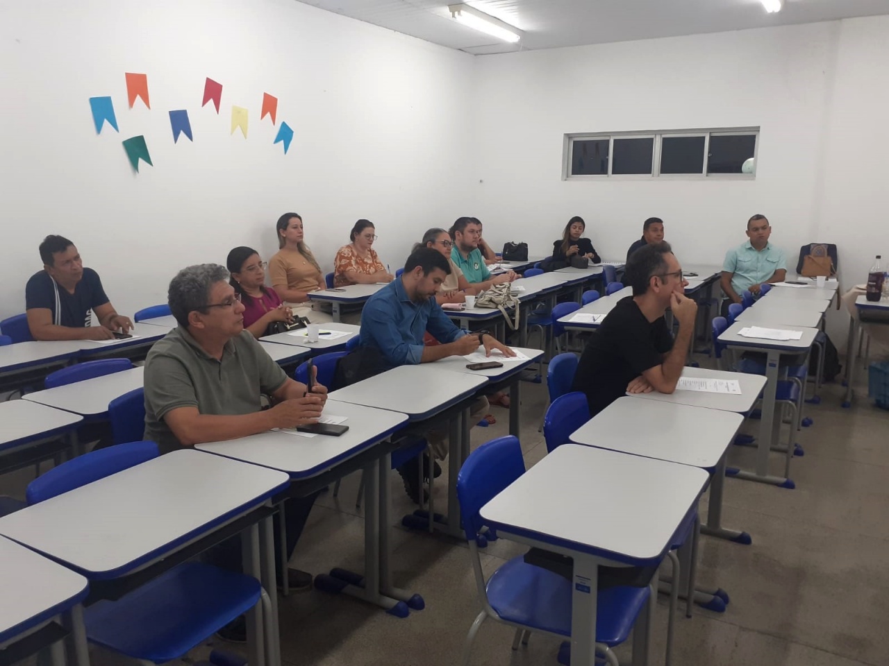 Semec realiza reunião com gestores sobre cursos profissionalizantes da EJA