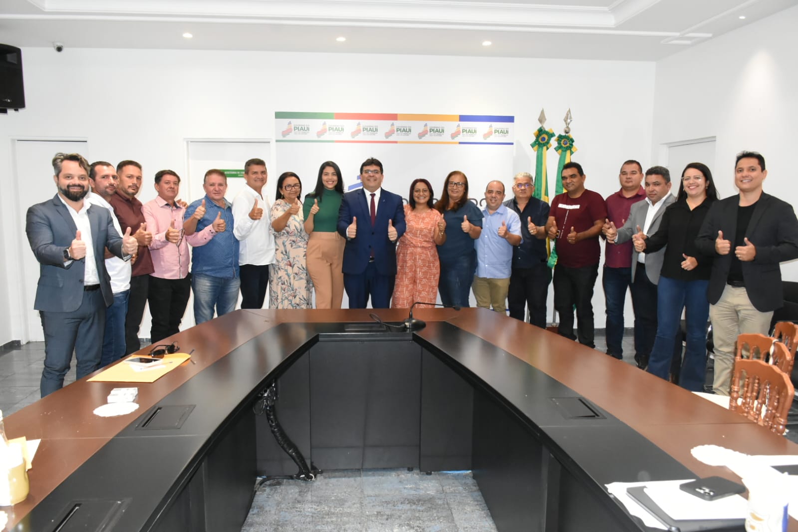 Governador recebe lideranças de Inhuma e Elesbão Veloso para tratar sobre saúde, segurança e educação