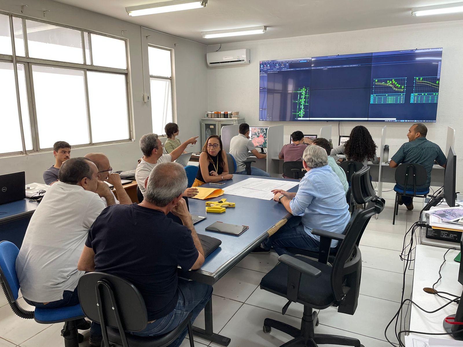 Técnicos da Prefeitura analisam projeto executivo da obra na Av. Dom Hélder Câmara