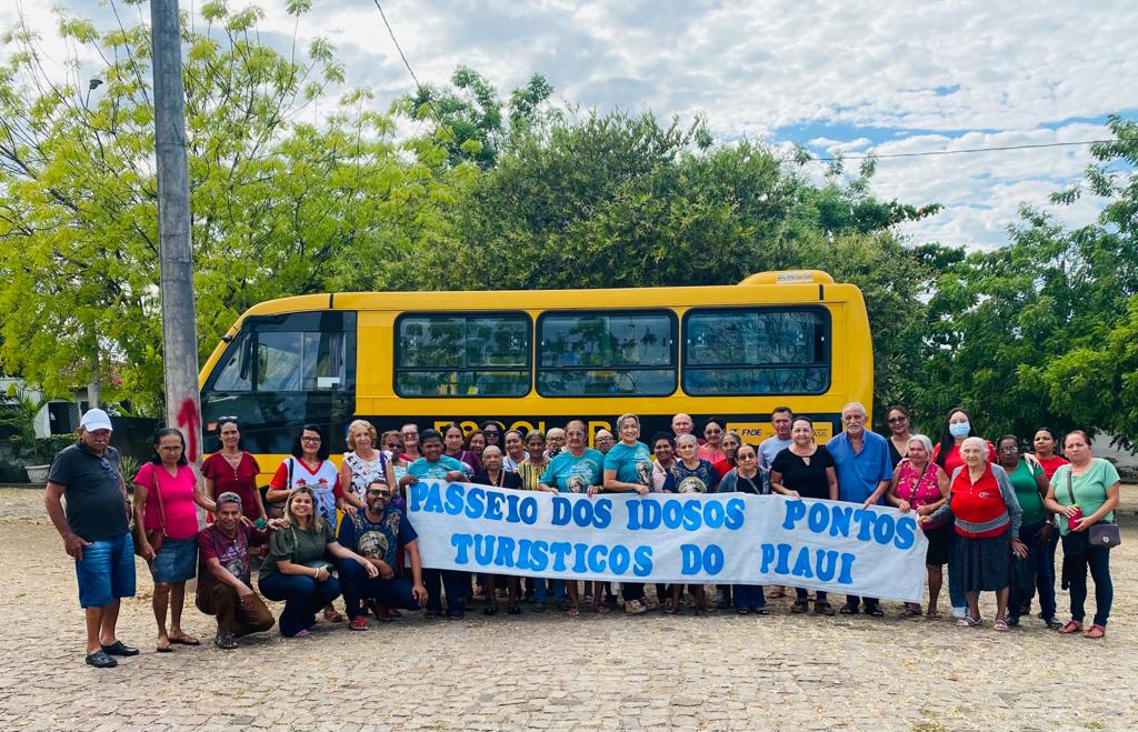 CRAS de Olho D'Água do Piauí promove passeio para idosos