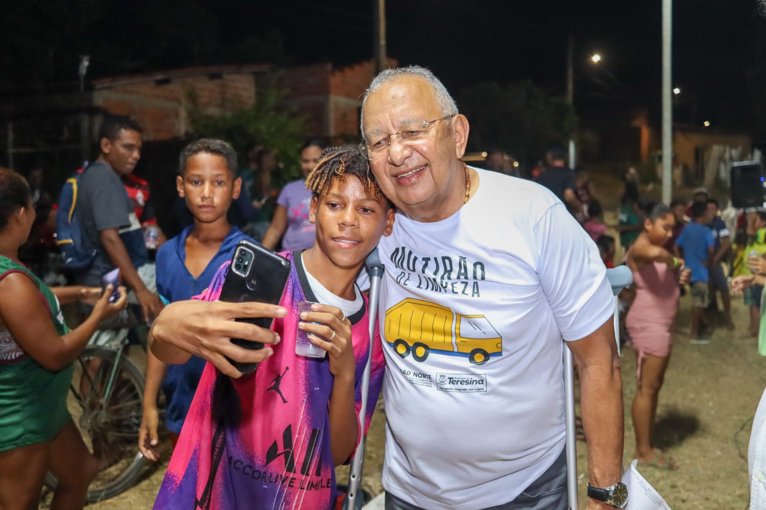 Prefeitura de Teresina entrega iluminação do campo de futebol da Vila Esplendor