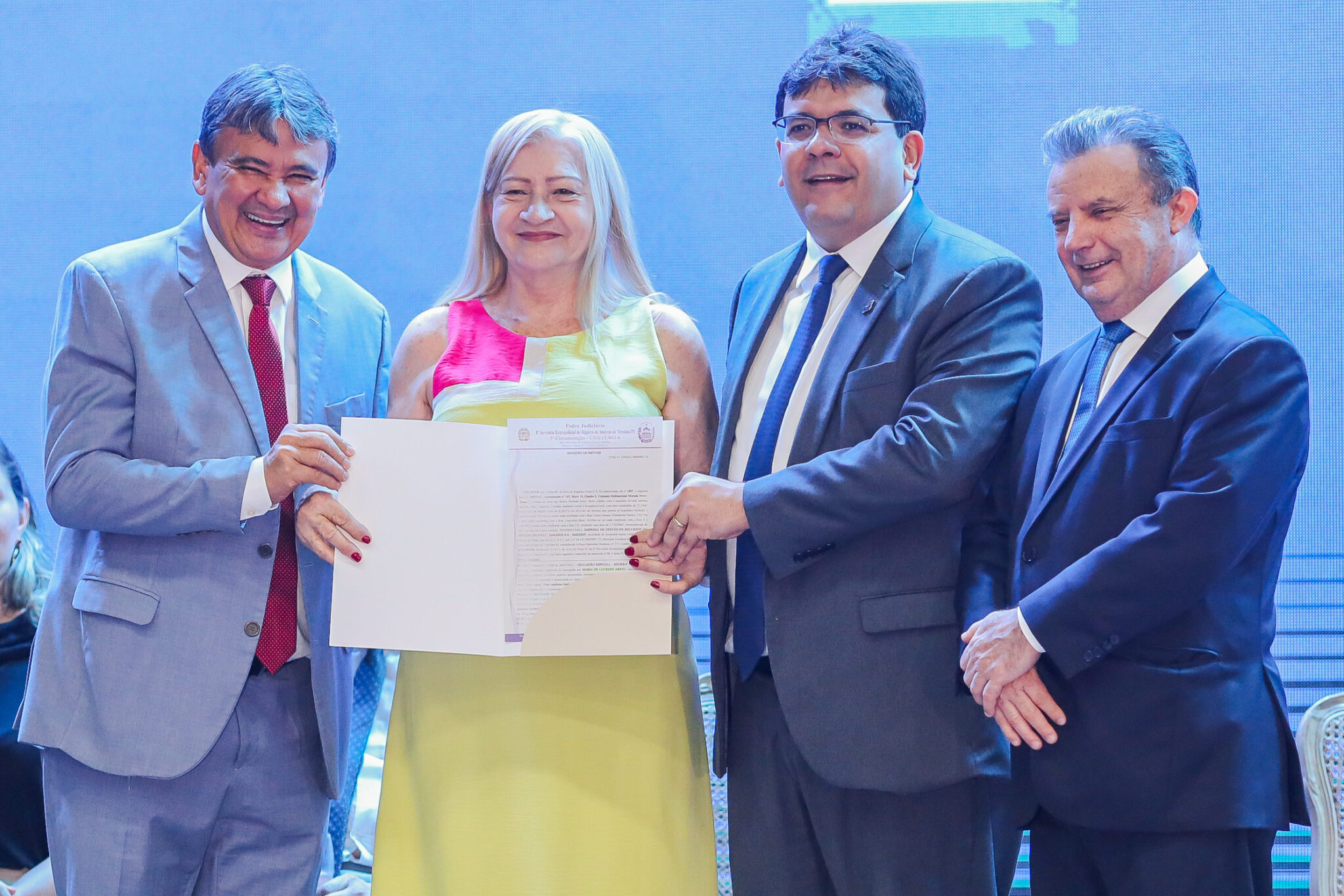Programa Regularizar é relançado e entrega mais de 1.700 registros de imóveis