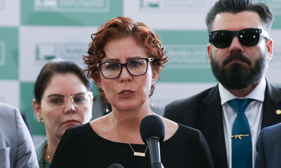 Relator muda voto e Conselho de Ética arquiva processo contra Carla Zambelli