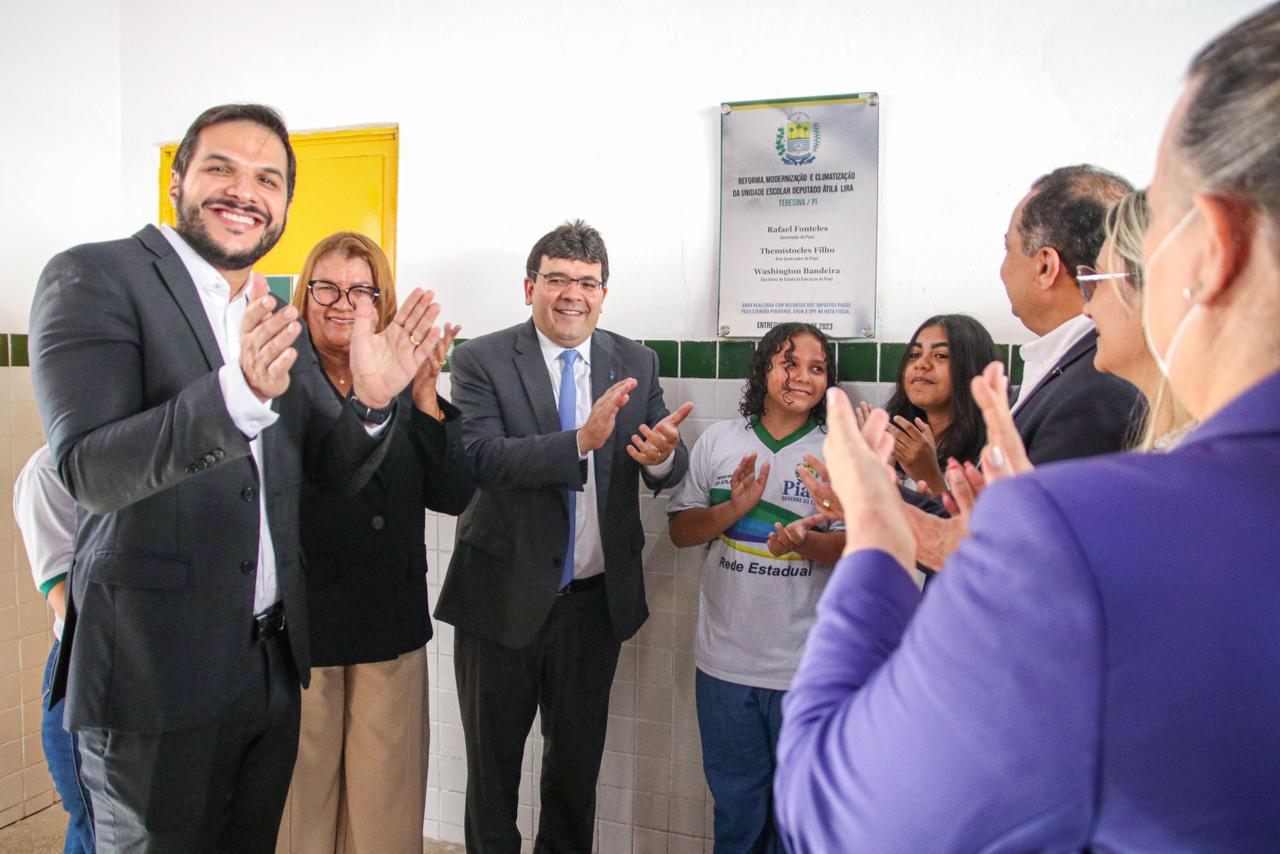 Com investimento de mais de R$ 4 milhões, governador entrega reforma de 2 escolas na zona Sudeste de Teresina
