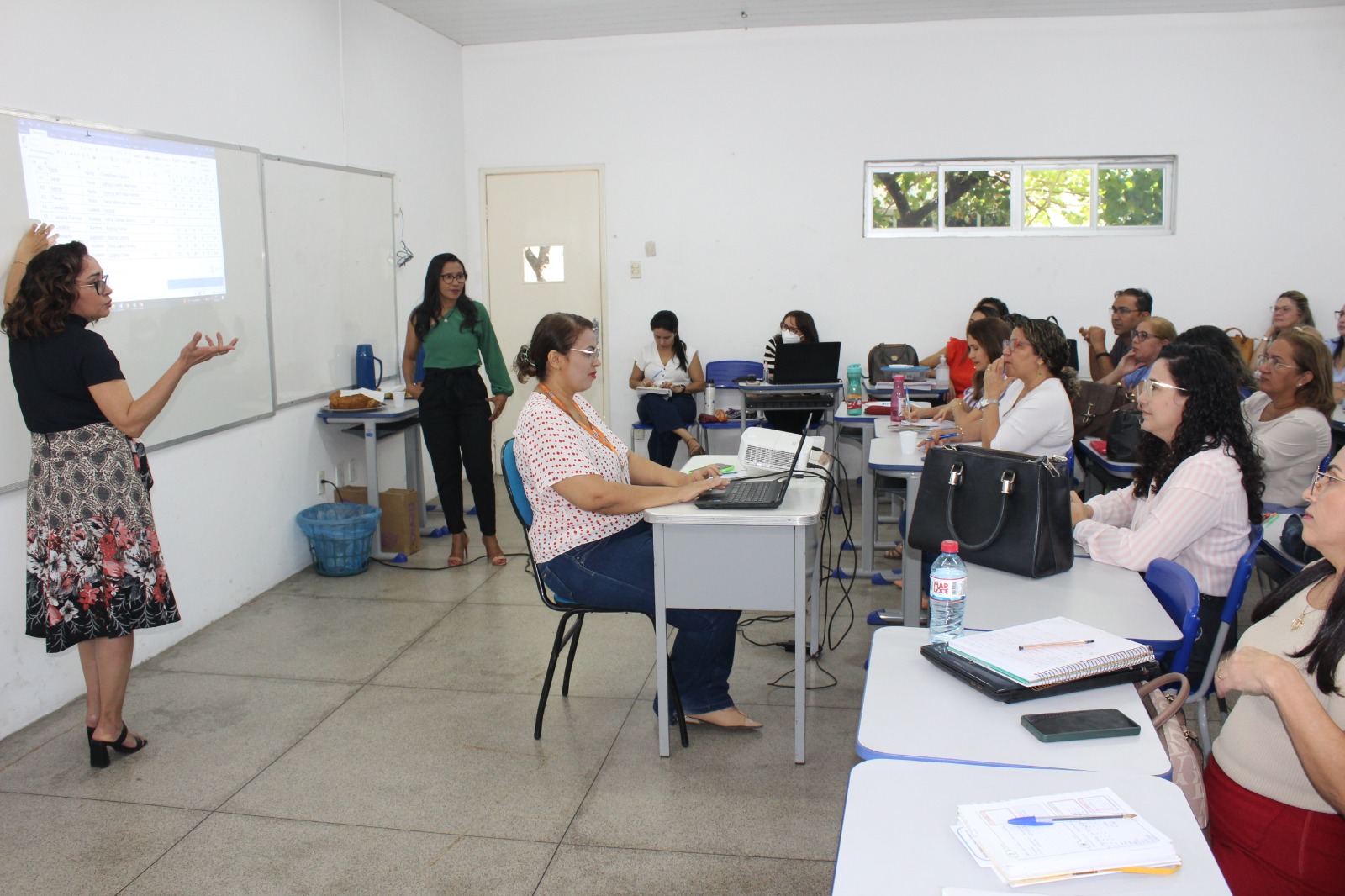 Superintendes e gerentes da Semec analisam plano de ação elaborado por diretores escolares