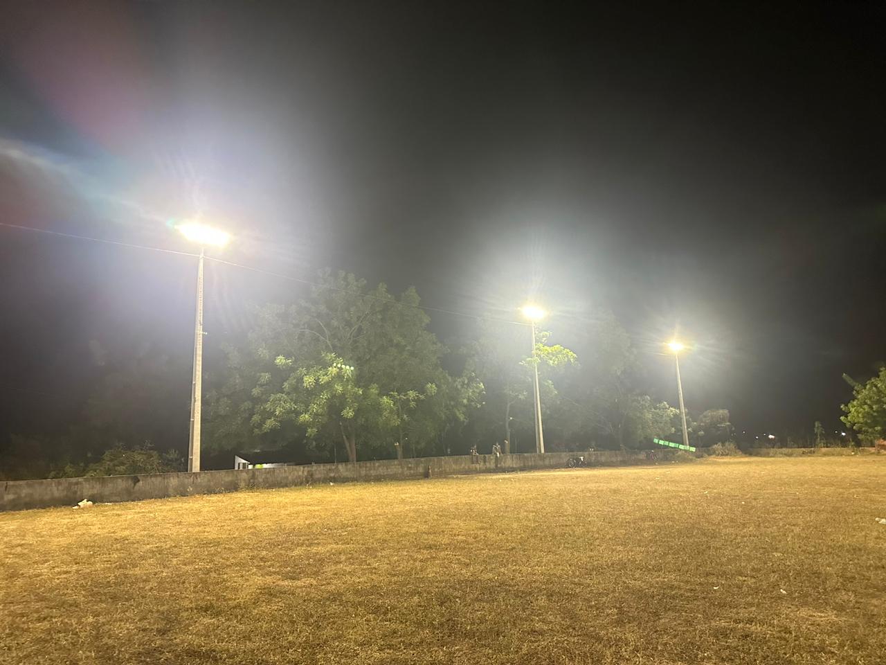 Prefeitura de Teresina conclui iluminação do campo de futebol do Povoado Boa Hora