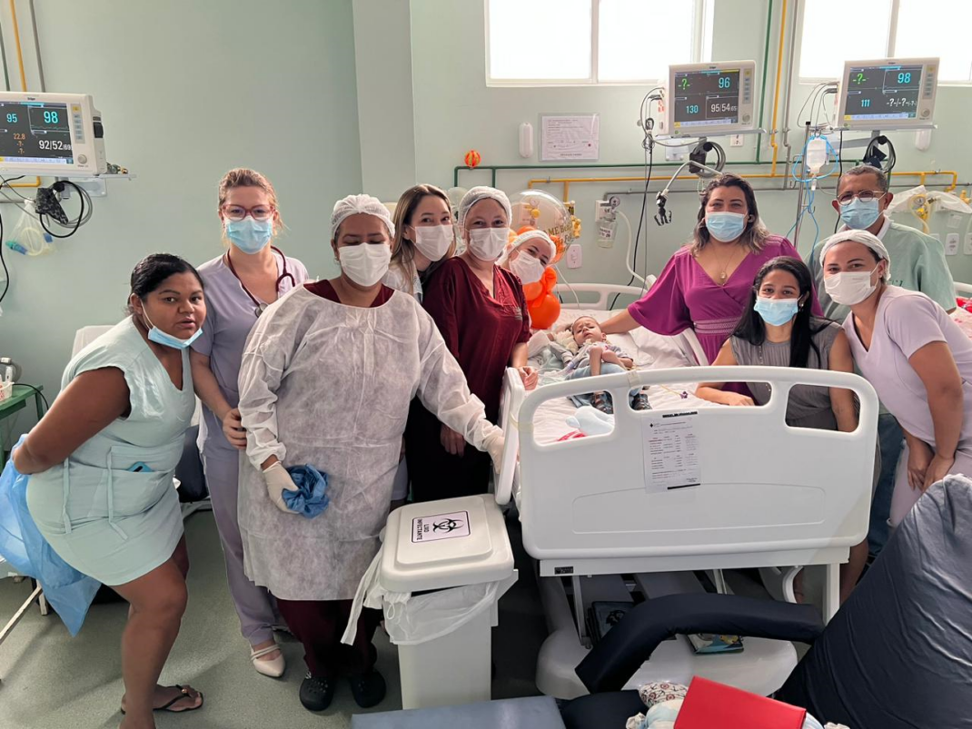 Criança com doença rara que estava internada há 3 anos no Hospital Infantil volta para casa