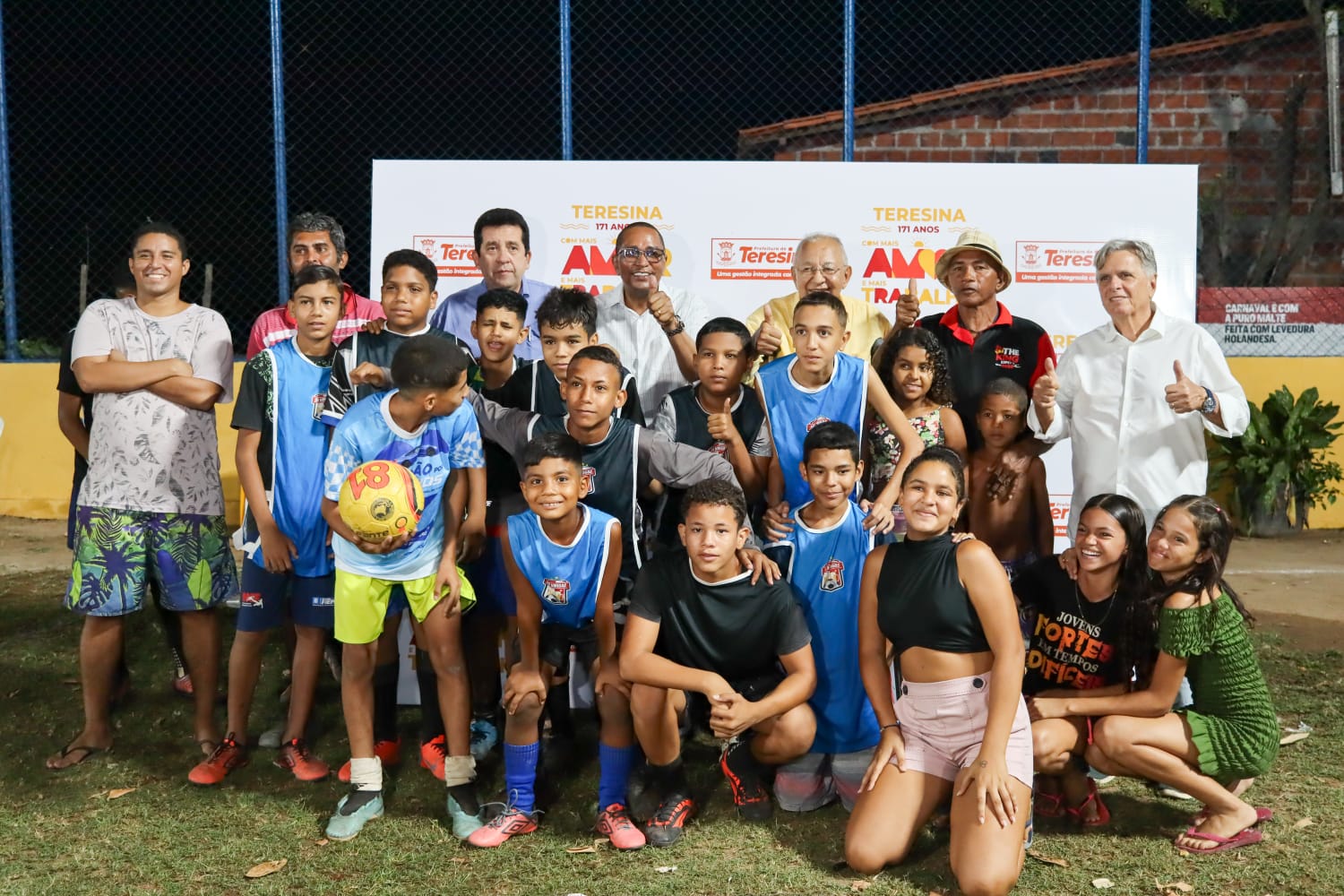 Prefeito de Teresina entrega reforma de campo de futebol na zona Norte