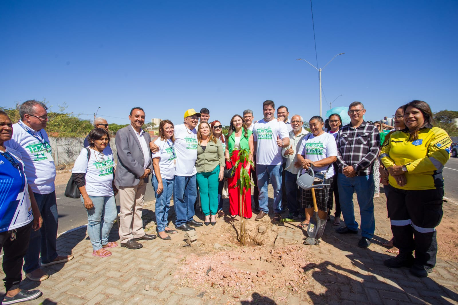 Dr. Pessoa participa de plantio de mudas de árvores na avenida Ferroviária