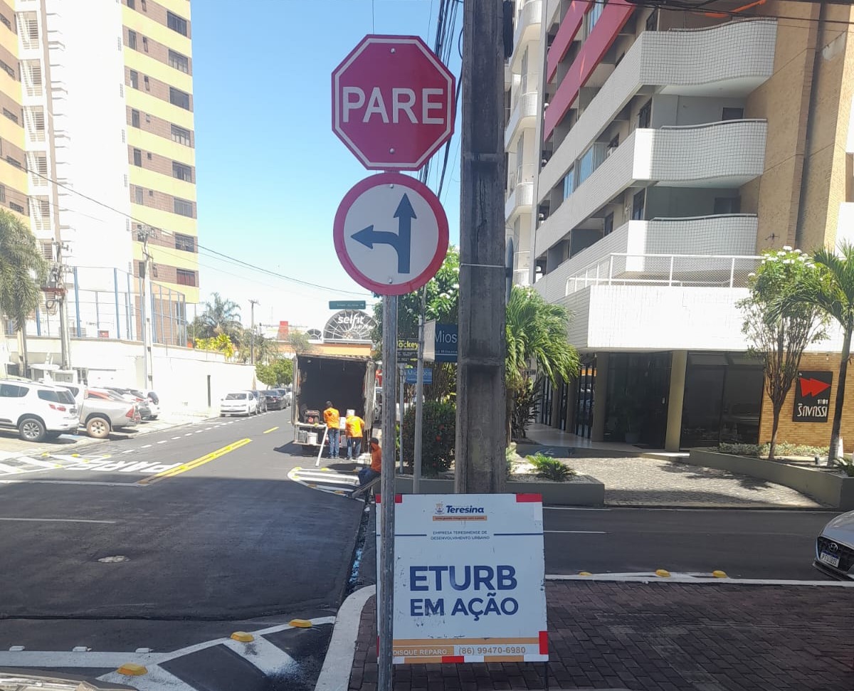 Prefeitura conclui sinalização de 7 vias recapeadas na zona leste e inicia serviço em outras áreas