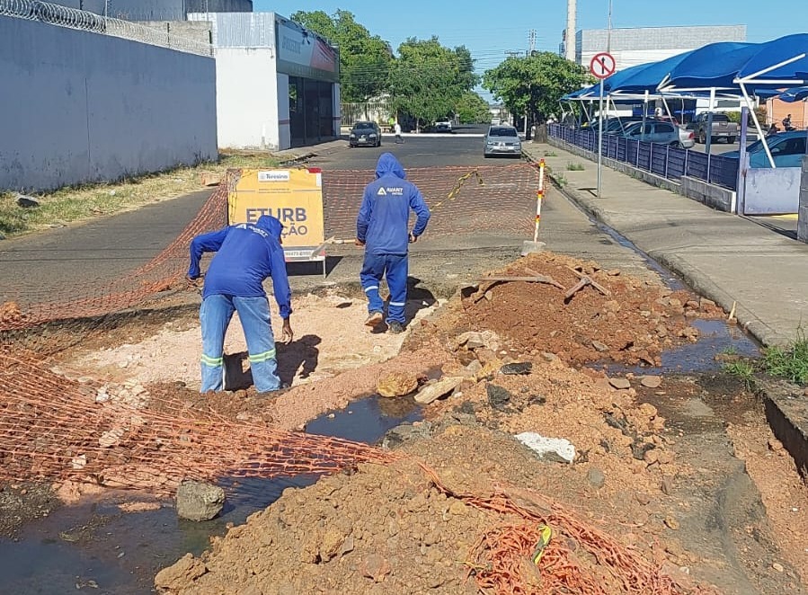 Prefeitura recupera via do bairro Vermelha com serviço de drenagem e tapa-buraco