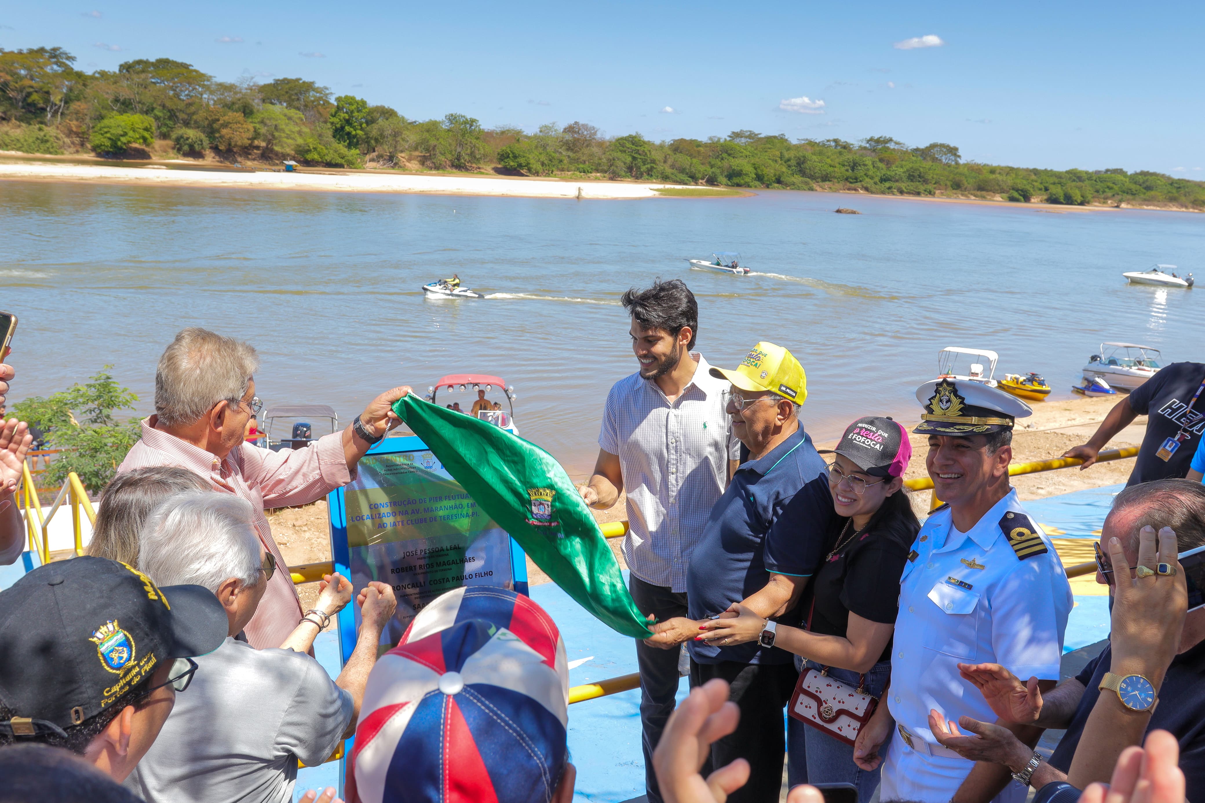 Prefeito Dr. Pessoa inaugura píer flutuante