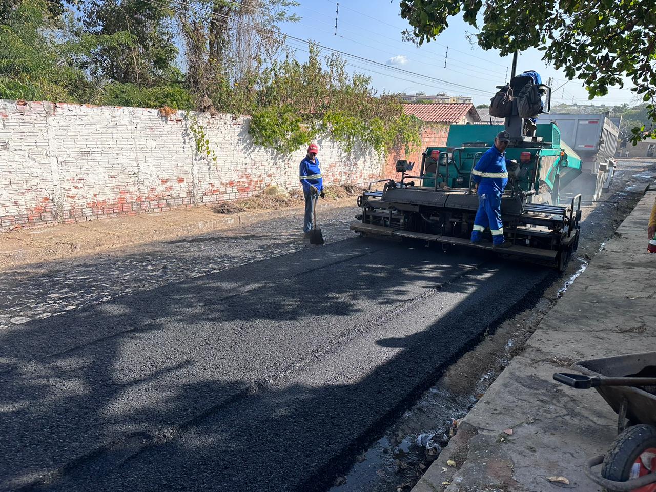 Prefeitura de Teresina investe mais de R$ 200 mil para asfaltar ruas do bairro Ilhotas