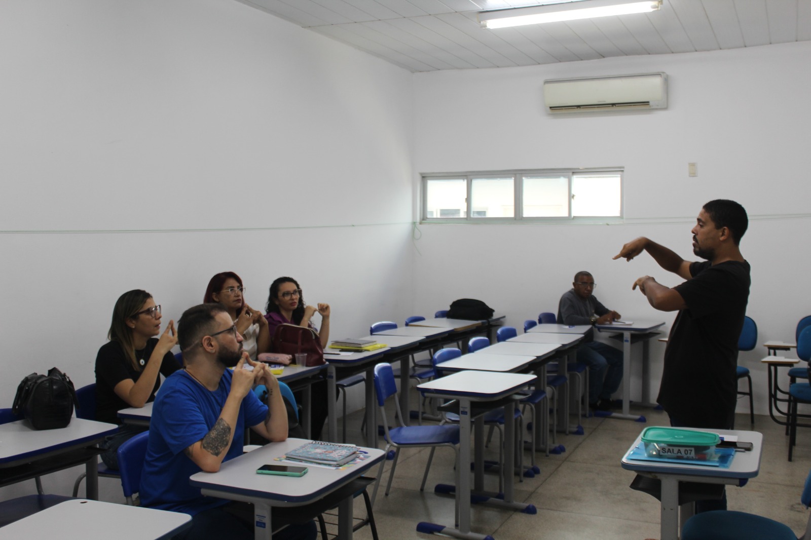 Servidores públicos municipais realizam formação em Libras pela Semec
