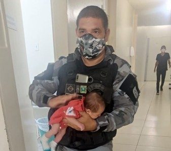 Policiais militares salvam a vida de bebê de 15 meses após ela se engasgar com leite