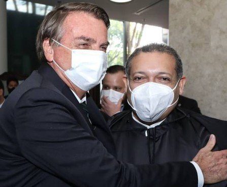 Ministro Kassio Nunes adia julgamento sobre política de armas de Bolsonaro