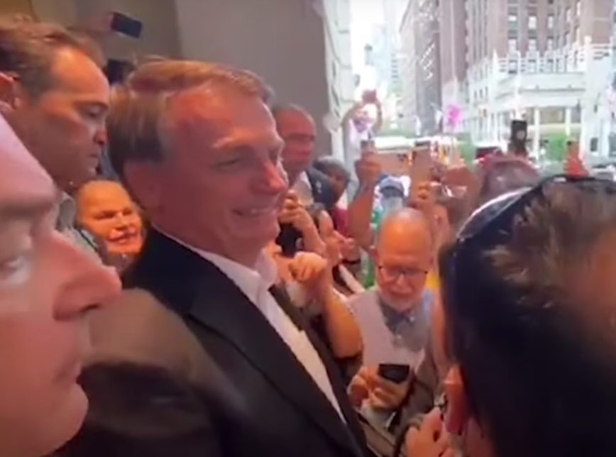 Com Hino Nacional, apoiadores recebem Bolsonaro depois do discurso na ONU ...