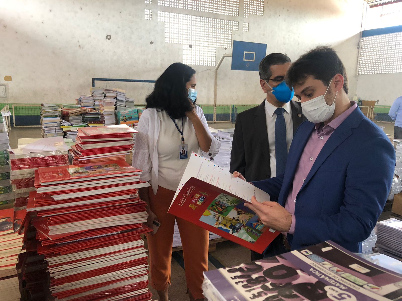 Semec reúne membros do Tribunal de Contas e apresenta esclarecimentos sobre processo de aquisição de livros