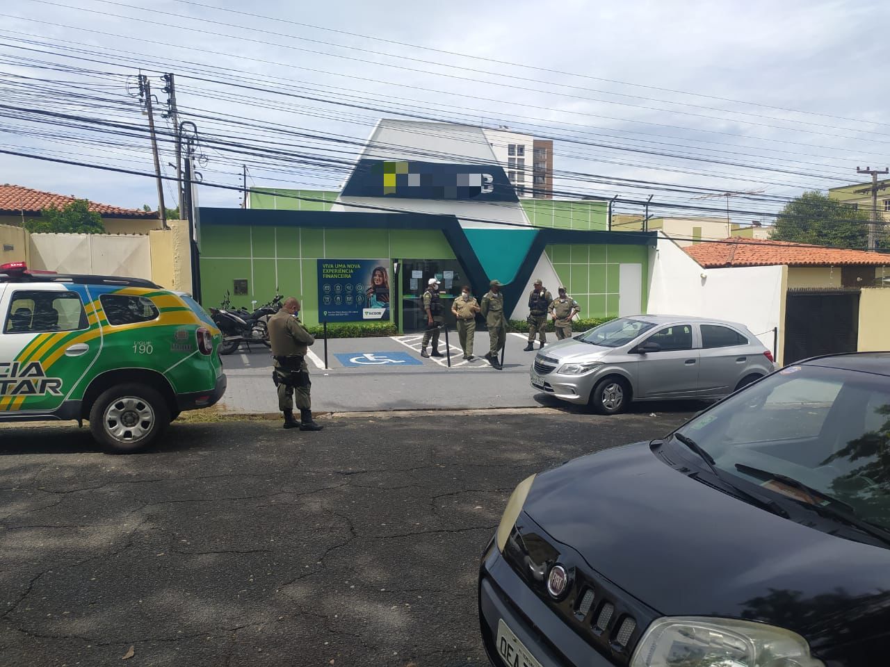 Bandidos rendem gerente e funcionários e roubam R$ 200 mil de banco em Teresina