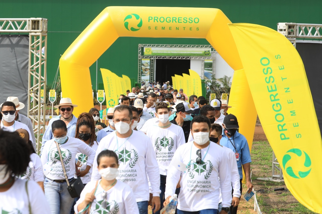 Fazenda Progresso realiza dia de campo com produtores de 16 estados