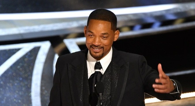 Will Smith fala após tapa em Chris Rock e pede desculpa: 'Estou envergonhado'