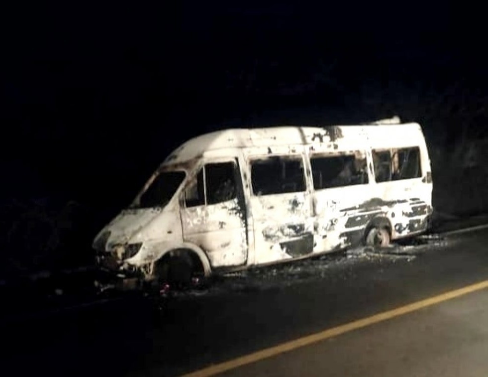 Van que transportava 20 alunos do IFPI pega fogo em Angical