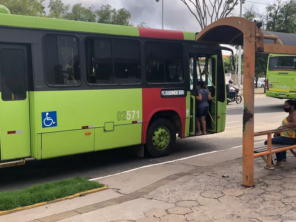 População de Teresina volta às paradas de ônibus após fim da greve dos motoristas e cobradores￼