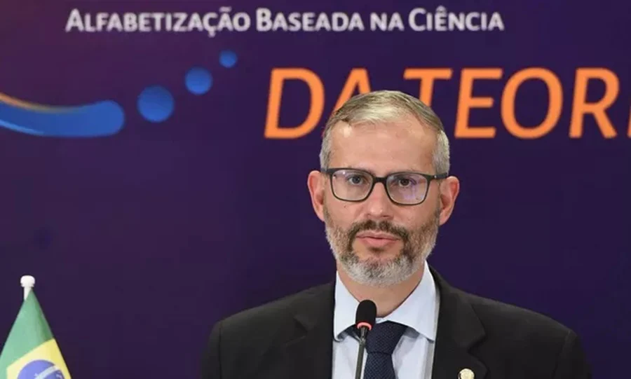 Bolsonaro oficializa Victor Godoy no Ministério da Educação