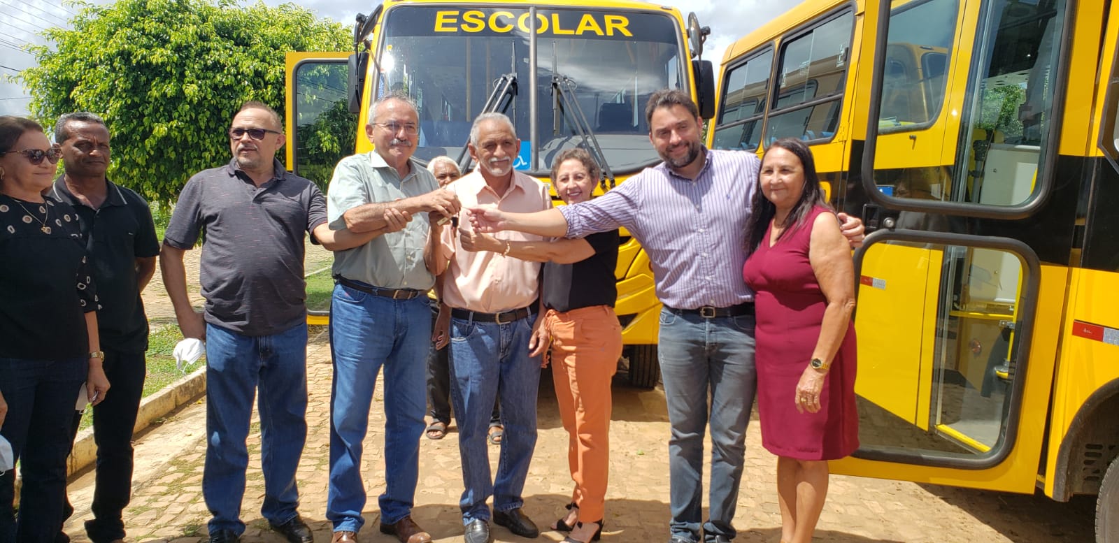 Deputado Atila Lira realiza entrega de veículos para Olho D'água do Piauí