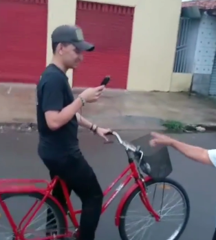 João Gomes é flagrado em passeio com bicicleta de fã em parada no Piauí