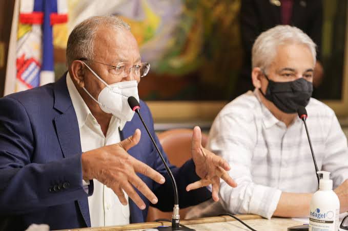 Dr. Pessoa assina decreto garantindo o cumprimento do calendário escolar e autoriza corte do ponto