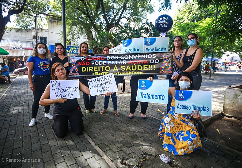 Mães de autistas realizam manifestação em Teresina contra mudanças em planos de saúde