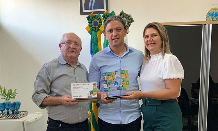 Júnior Ribeiro ganha prêmio por desburocratização da gestão