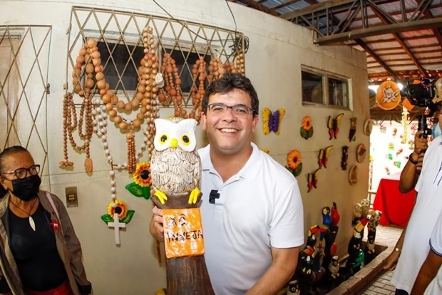 Rafael Fonteles visita e ouve demandas dos artesãos do Polo Cerâmico do Poti Velho