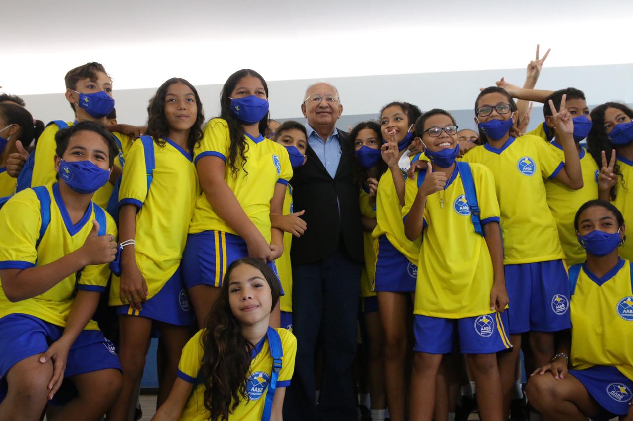Dr. Pessoa entrega 100 kits com material do Programa AABB Comunidade para alunos