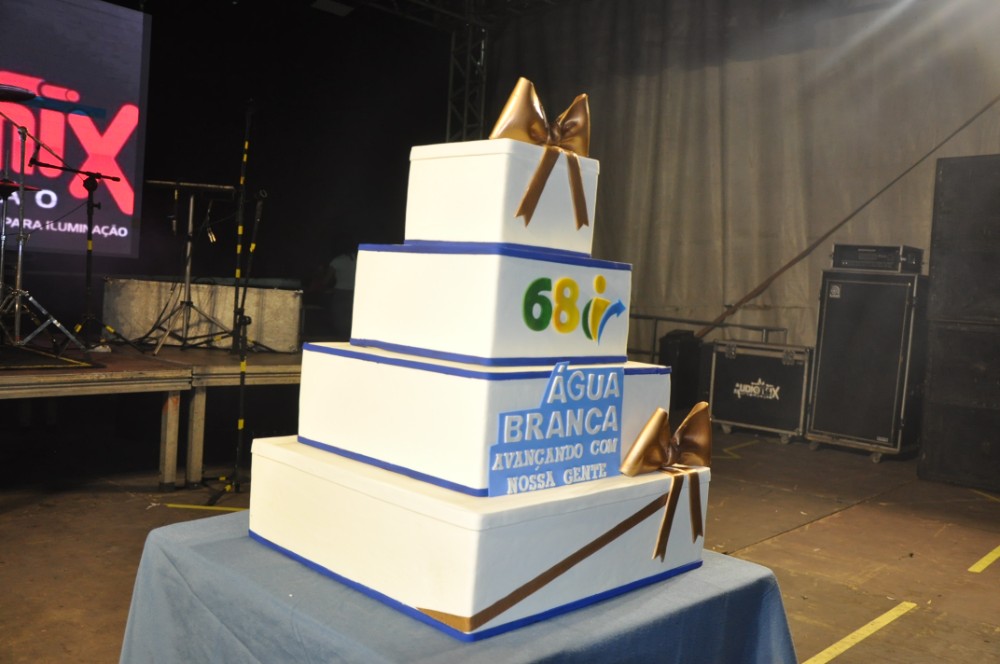 Show reúne multidão e marca comemorações do aniversário de Água Branca