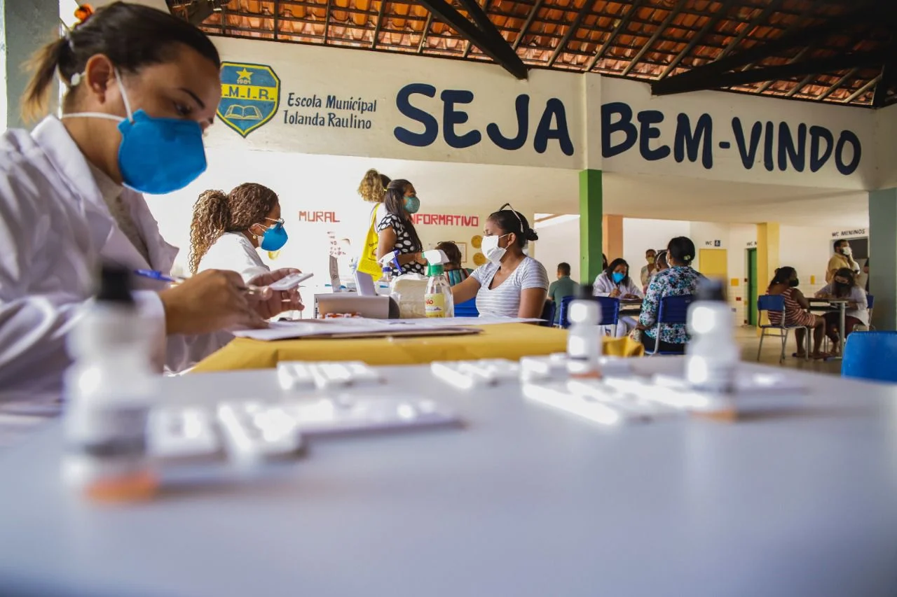 Vídeo: alunos saem na porrada na frente de escola estadual em Campo Maior