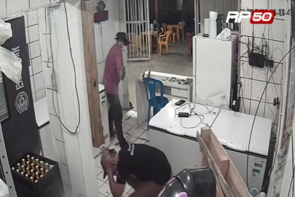 Vídeo mostra homem sendo executado dentro de trailer na Zona Norte de Teresina