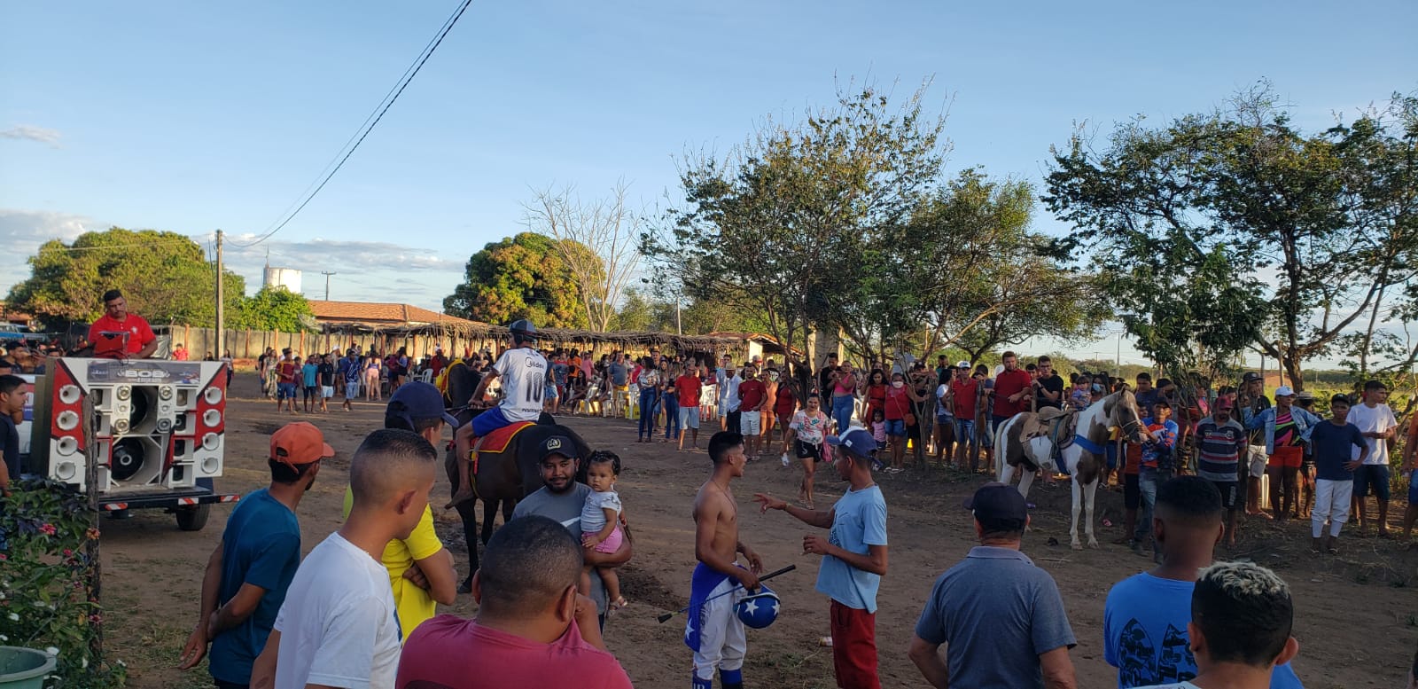 Corrida de cavalos e atrações musicais marcam mais um dia de festejo em Olho D'água