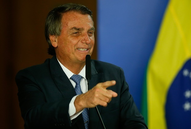 Bolsonaro debocha de Anitta por pedir a Lula legalização da maconha
