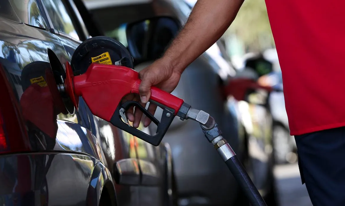Petrobras anuncia redução de R$ 0,20 no preço do diesel